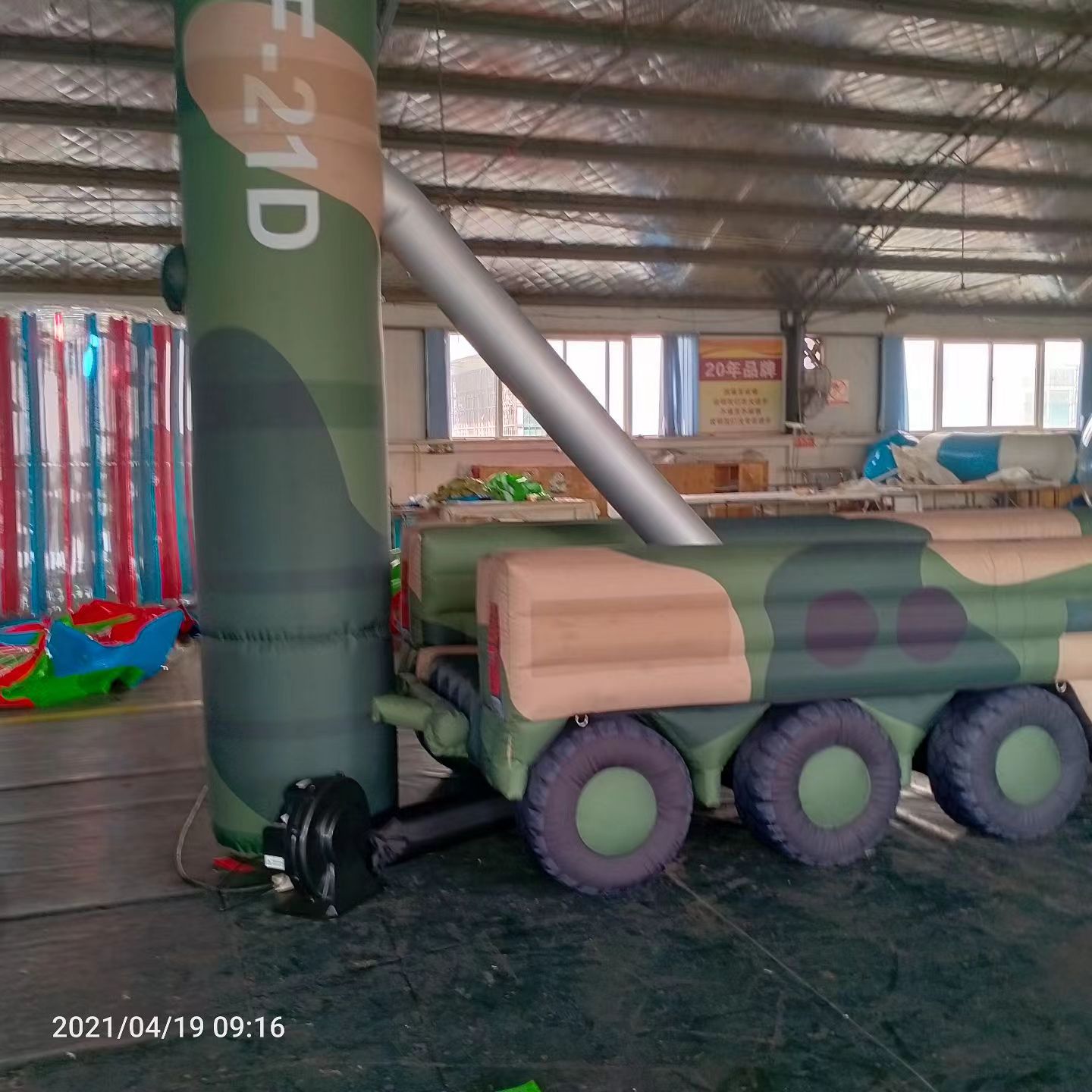 杞县军事演习中的充气目标车辆：模拟发射车雷达车坦克飞机